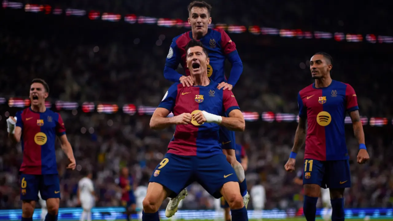 Robert Lewandowski celebra con euforia su gol junto a sus compa&ntilde;eros en la contundente victoria del FC Barcelona sobre el Real Madrid en la final de la Supercopa de Espa&ntilde;a, disputada en Yeda.