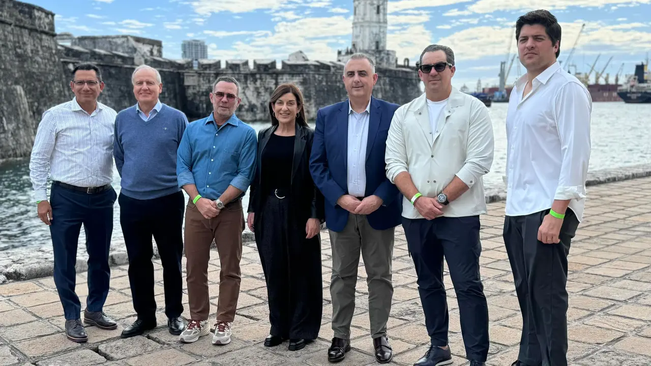 La presidenta de Cantabria, Mar&iacute;a Jos&eacute; S&aacute;enz de Buruaga, junto a empresarios y representantes locales durante su visita al hist&oacute;rico Puerto de Veracruz, en el marco de su viaje institucional a M&eacute;xico para fortalecer lazos comerciales y explorar nuevas oportunidades de inversi&oacute;n.
