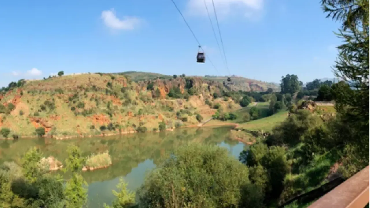 Vista del telef&eacute;rico de Cab&aacute;rceno por encima de una de las zonas del parque. / A.S.