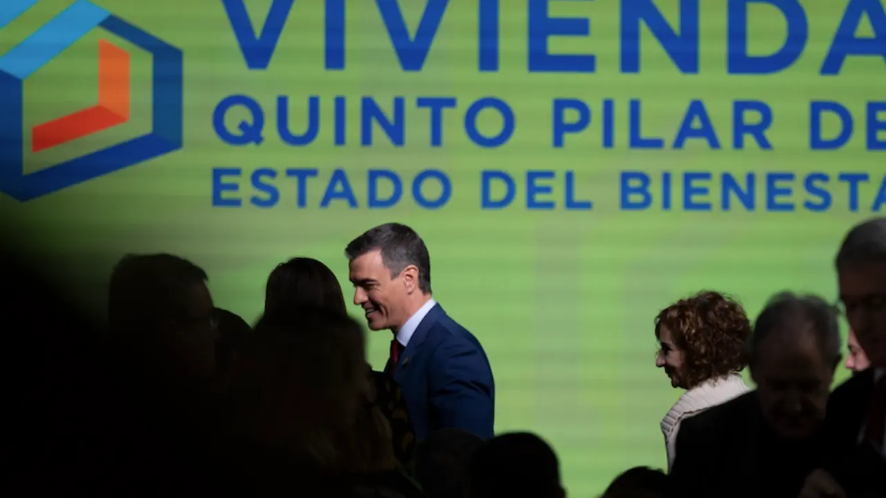 Pedro S&aacute;nchez presenta un plan de vivienda que incluye subidas de impuestos, restricciones a la compraventa por extranjeros y mayor intervenci&oacute;n estatal. Estas medidas prometen encarecer a&uacute;n m&aacute;s el acceso a la vivienda en Espa&ntilde;a. Eduardo Parra / Europa Press