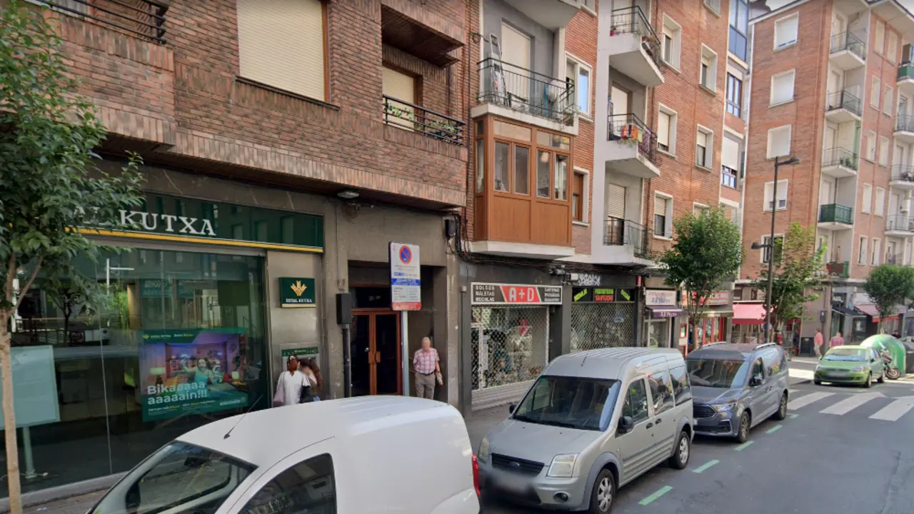 Fachada de la sucursal de la Caja Rural de Navarra en la calle Iturriaga, Santutxu, Bilbao, donde tuvo lugar el atraco investigado por la Ertzaintza.