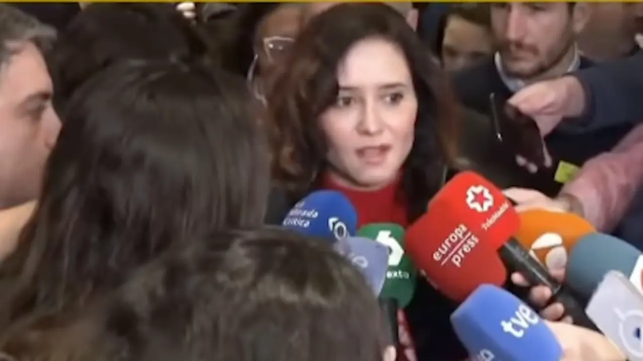 Isabel D&iacute;az Ayuso, presidenta de la Comunidad de Madrid, atiende a los medios tras denunciar una "operaci&oacute;n de Estado" orquestada desde Moncloa en su contra, en declaraciones realizadas a la prensa el lunes.