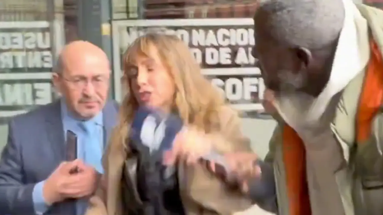 Ana Pardo de Vera, protagoniza un tenso enfrentamiento con Bertrand Ndongo a las puertas de los juzgados, en un incidente que incluy&oacute; inclusi&oacute;n de racismo y agresiones f&iacute;sicas.