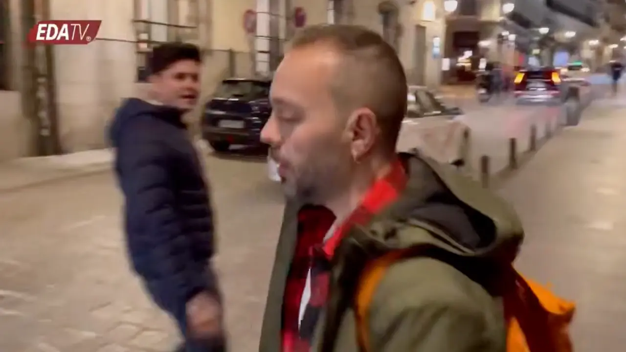 Momento del enfrentamiento entre Antonio Maestre y Vito Quiles: Captura de la pol&eacute;mica escena en plena calle. / EDATV
