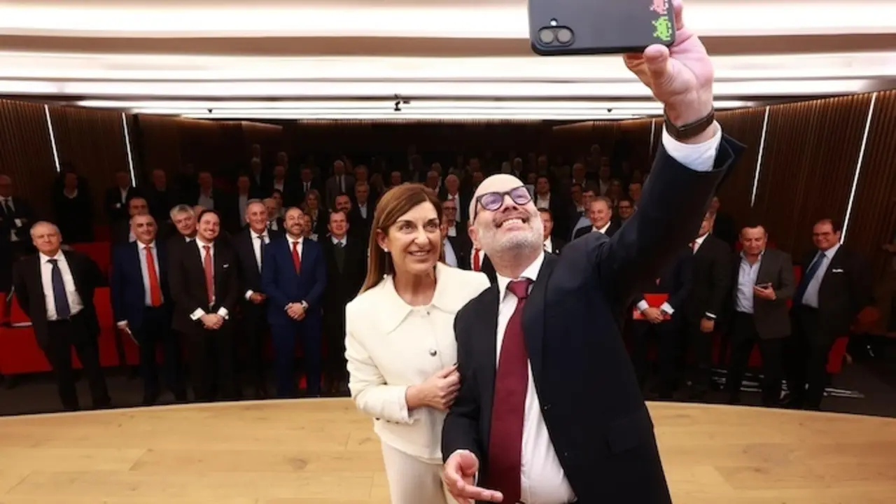 La presidenta Buruaga se une a un selfie con empresarios y asistentes, marcando un momento distendido tras presentar las hist&oacute;ricas inversiones.