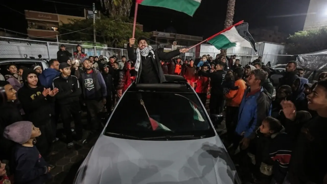 Palestinos celebran el acuerdo de alto el fuego en Gaza. 
15 de enero de 2025, Deir Al Balah, Franja de Gaza: Palestinos reaccionan a la noticia del acuerdo de alto el fuego alcanzado con Israel, en Deir Al Balah, en el centro de la Franja de Gaza. Seg&uacute;n funcionarios de Estados Unidos y Ham&aacute;s, Israel y Ham&aacute;s han acordado un intercambio de rehenes y un cese de hostilidades, que se implementar&aacute; en los pr&oacute;ximos d&iacute;as. Cr&eacute;dito: Omar Ashtawy / Zuma Press / ContactoPhoto - Solo para uso en Espa&ntilde;a.