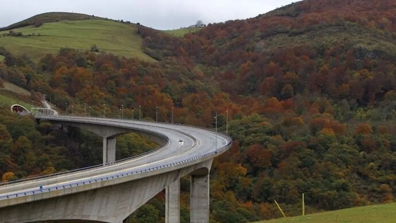 El Viaducto de Montabliz, situado entre los municipios de B&aacute;rcena de Pie de Concha y Molledo. / A.E