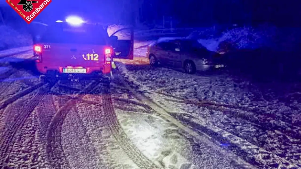 Bomberos intervienen ante veh&iacute;culos atrapados por nieve. EP
