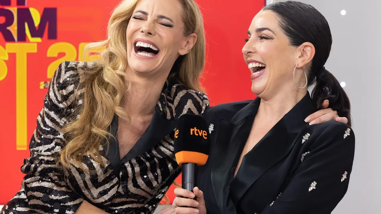 Las presentadoras del festival, Paula V&aacute;zquez y Ruth Lorenzo, durante una rueda de prensa. / Eduardo Parra