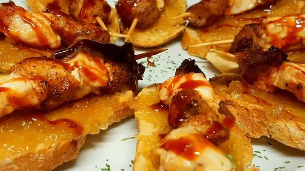Pincho de pollo y cerdo del Mes&oacute;n Rampalay. / M.R
