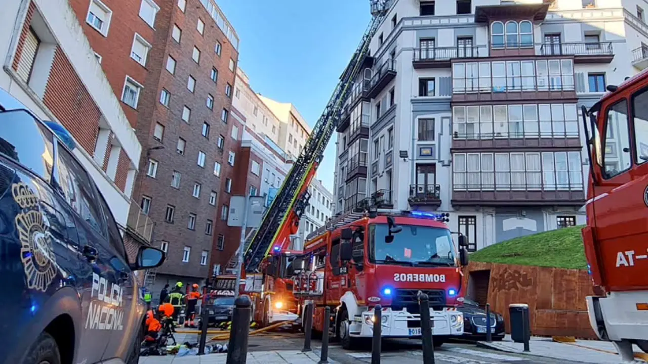 Bomberos trabajando en la calle Juan de la Cosa, en Santander, tras el incendio ocurrido ayer y que dej&oacute; dos v&iacute;ctimas mortales y un herido grave. / alerta