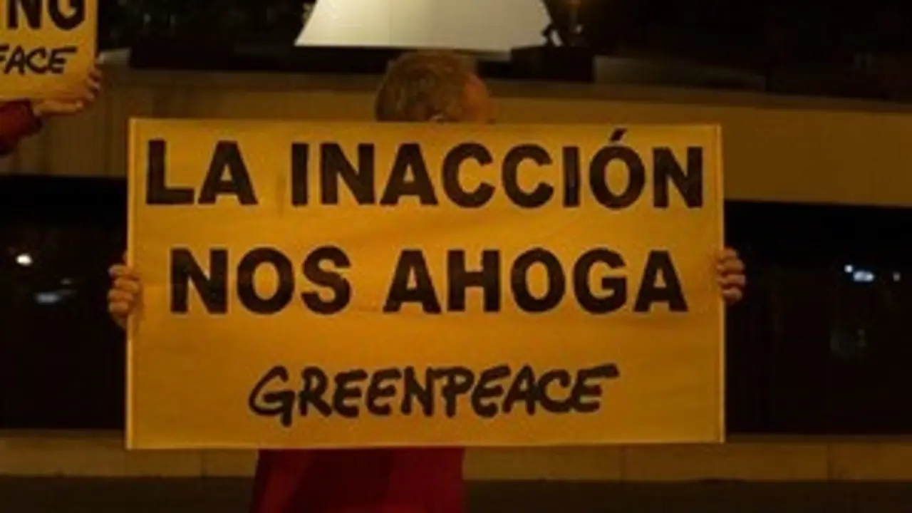 Activistas de Greenpeace han colocado una mascarilla giganteen una escultura de la plaza de Col&oacute;n (Madrid) en la que se lee "Pandemia Clim&aacute;tica".