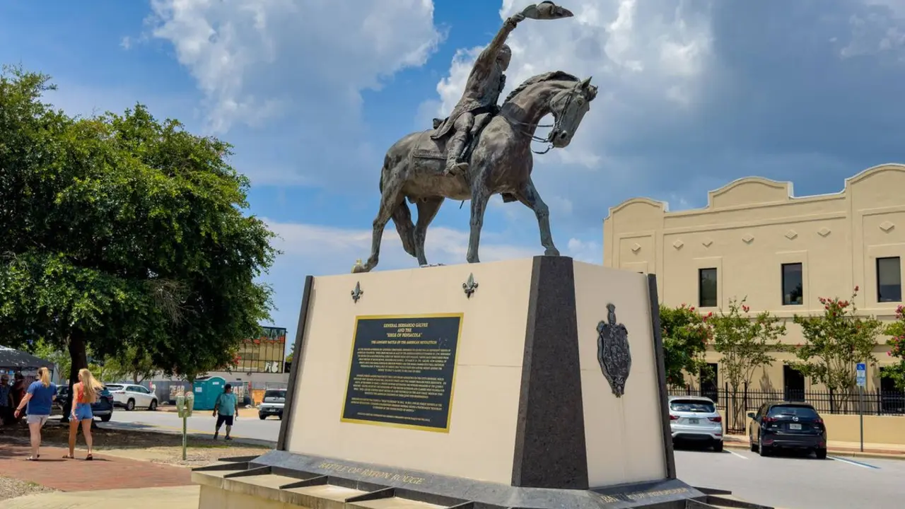 Monumento a Bernardo de G&aacute;lvez en Pensacola, Florida. Esta imponente estatua ecuestre honra al militar espa&ntilde;ol que lider&oacute; la exitosa campa&ntilde;a para capturar Pensacola en 1781, consolidando el control del Golfo de M&eacute;xico y asegurando un impacto clave en la independencia de los Estados Unidos. Su lema "Yo solo" recuerda su valent&iacute;a al liderar personalmente la flota en esta crucial victoria.
