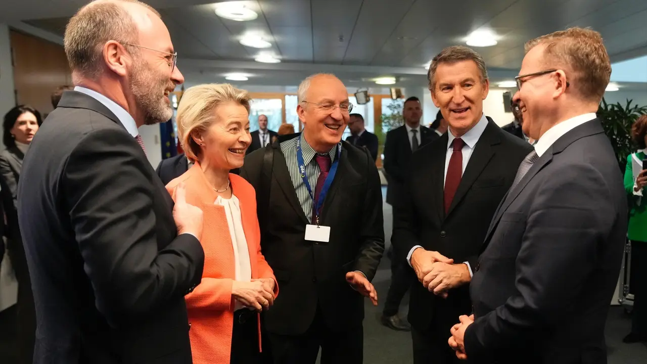 El l&iacute;der del PP, Alberto N&uacute;&ntilde;ez Feij&oacute;o, participa en una reuni&oacute;n del PPE en Berl&iacute;n. Le acompa&ntilde;an, entre otros, la presidenta de la Comisi&oacute;n Europea, Ursula von der Leyen, y el presidente del PPE, Manfred Weber. / TAREK / PP