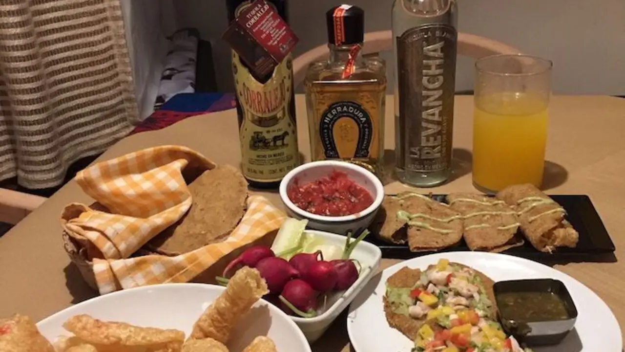 Una mesa con varios platos del restaurante mexicano La Puebla. / L.P