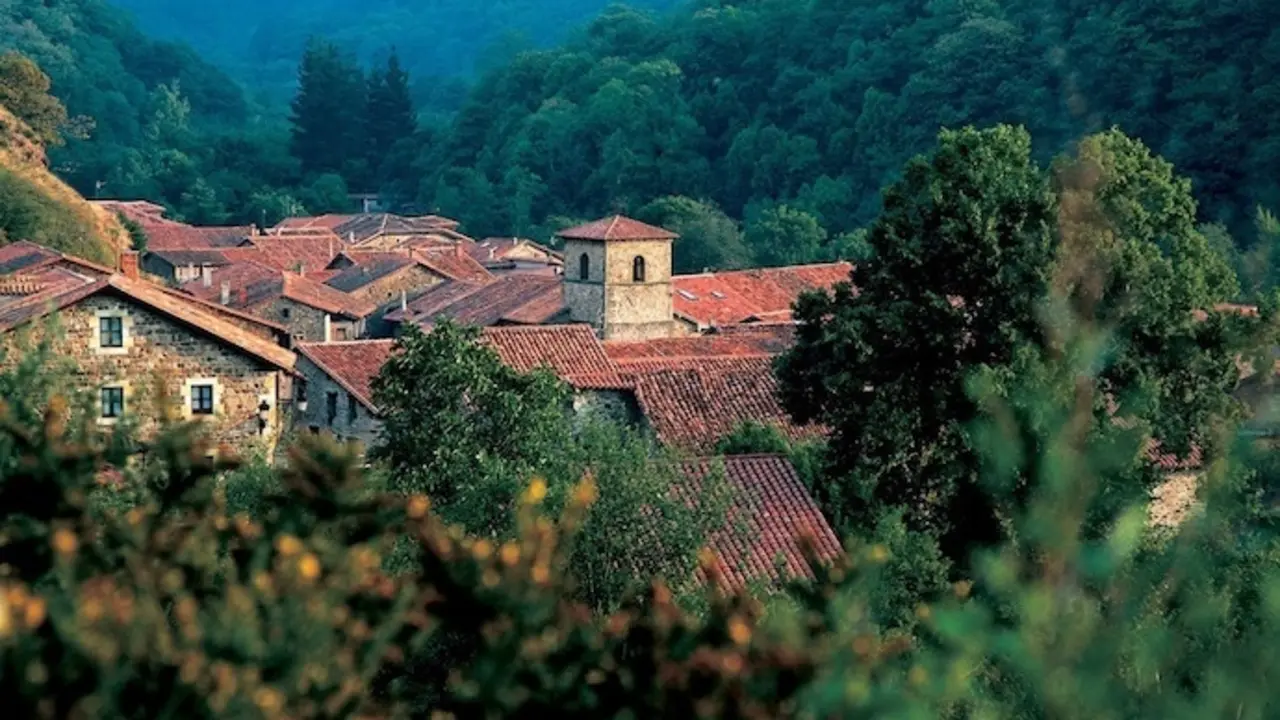 Barcena Mayor, uno de los pueblos m&aacute;s bonitos de Cantabria. / EP
