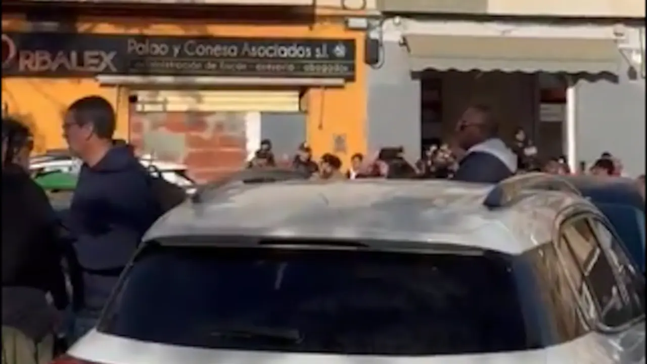 Los vecinos de Benet&uacute;sser piden a gritos la dimisi&oacute;n la alcaldesa. / Red x