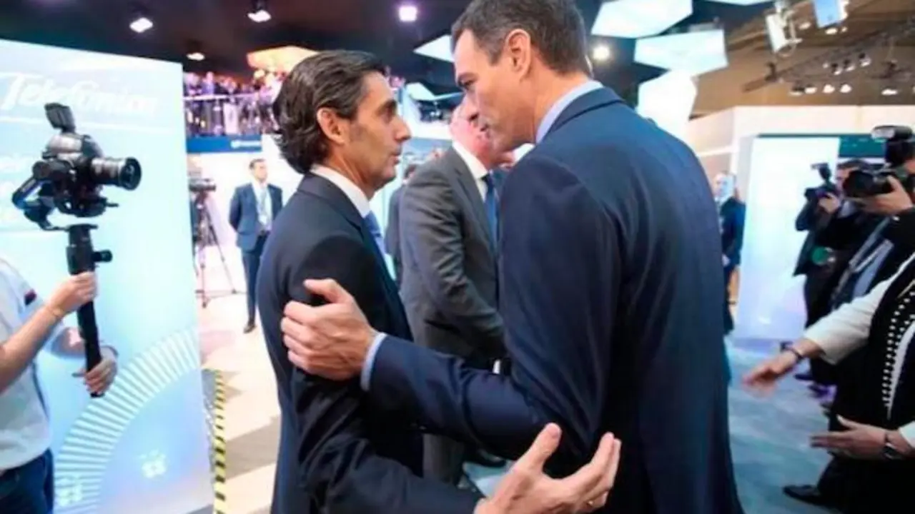 Pedro S&aacute;nchez y Jos&eacute; Mar&iacute;a &Aacute;lvarez-Pallete en un evento de Telef&oacute;nica, antes del controvertido cese del presidente de la multinacional por orden del Gobierno.