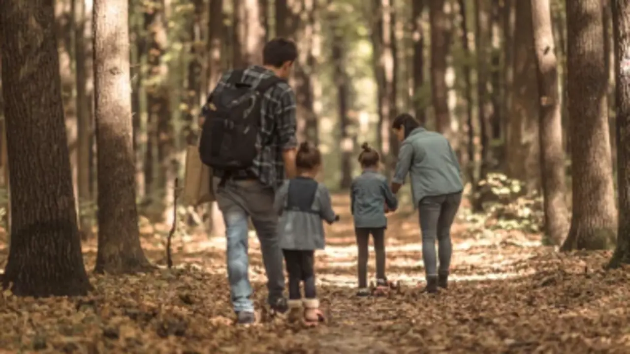 Una familia paseando por un bosque. / A.S.