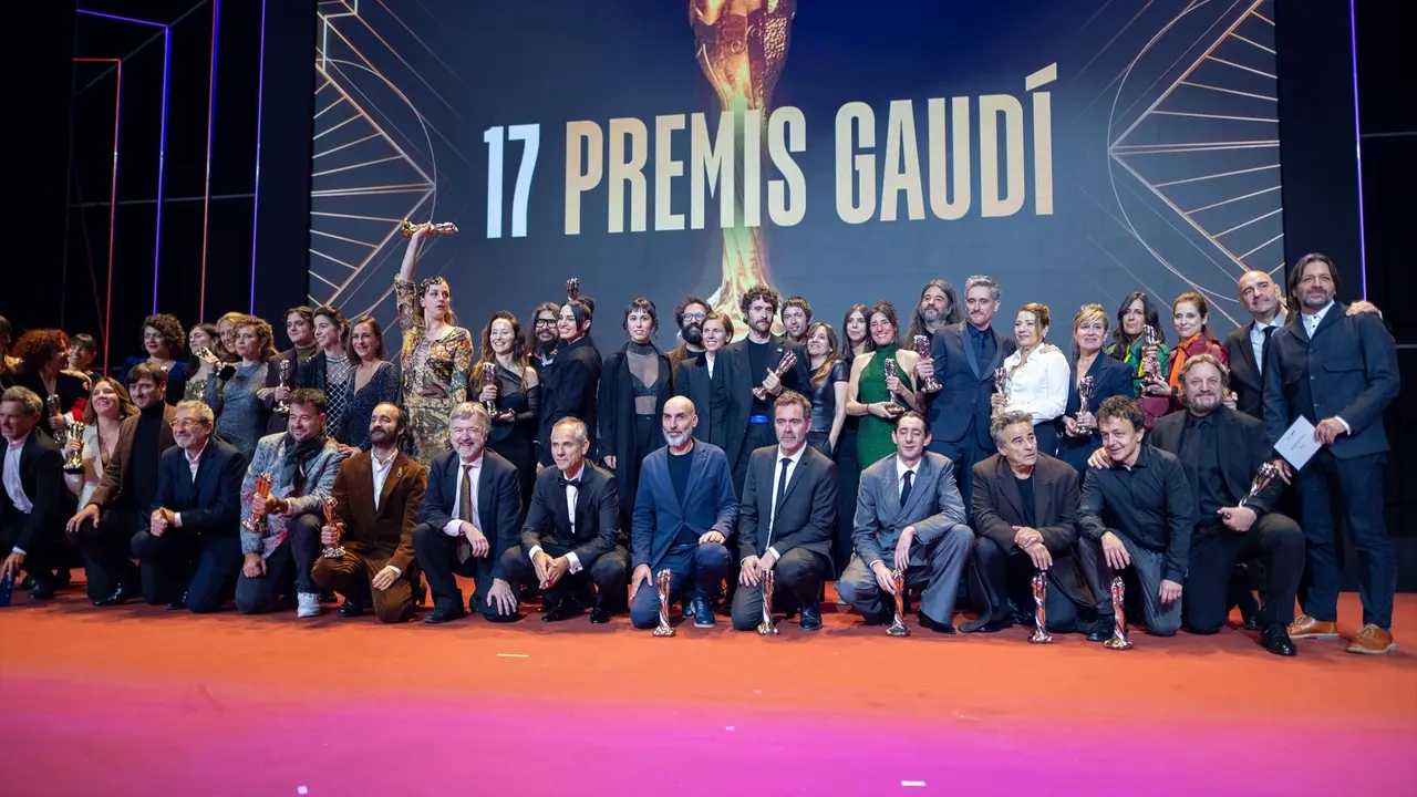 Foto de familia durante la entrega de los XVII Premis Gaud&iacute; de cine. / Lorena Sop&ecirc;na