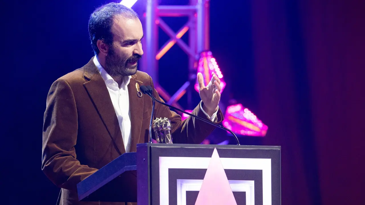 El guionista Eduard Sola recibe el premio a mejor gui&oacute;n original durante la entrega de los XVII Premis Gaud&iacute; de cine. / Lorena Sop&ecirc;na