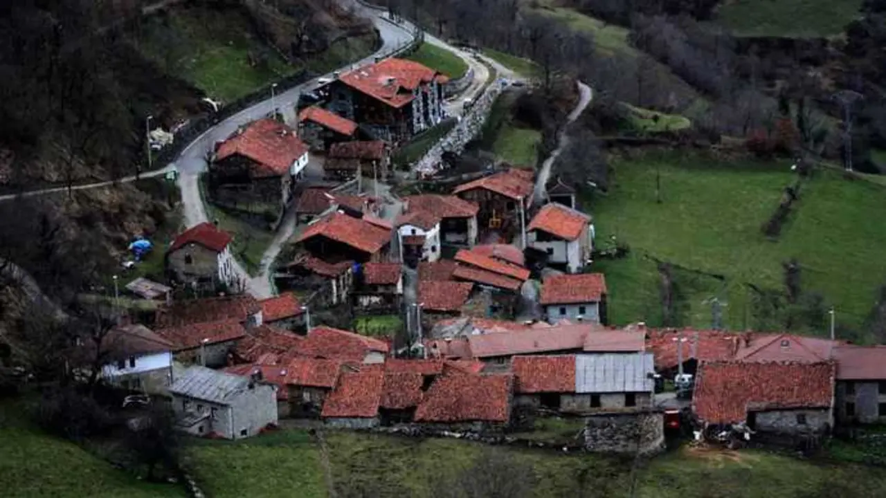 Vista general de Dobres. / A.E