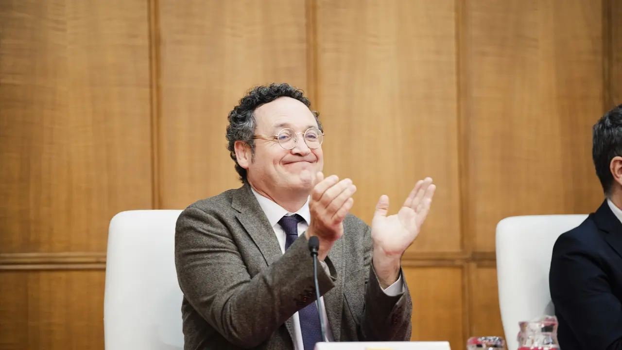 El Fiscal General del Estado, &Aacute;lvaro Garc&iacute;a Ortiz, aplaude durante la inauguraci&oacute;n del curso selectivo. / Mateo Lanzuela / EP