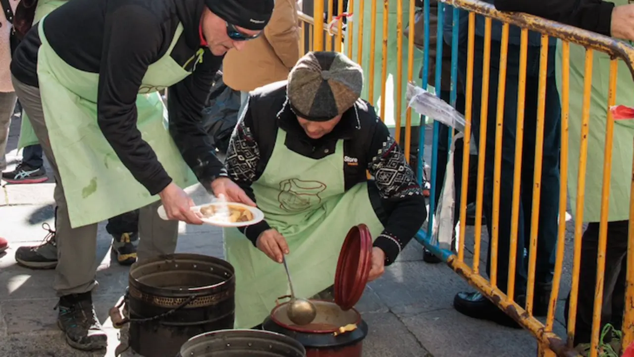 Dos personas sirvi&eacute;ndose un plato de su olla ferroviaria. / RRSS