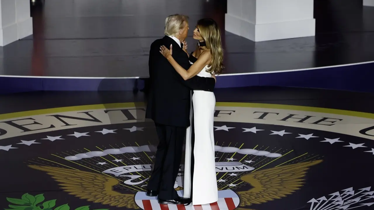 El presidente de Estados Unidos, Donald Trump, baila con su esposa Melania Trump, durante una gala en Washington. / Anna Moneymaker