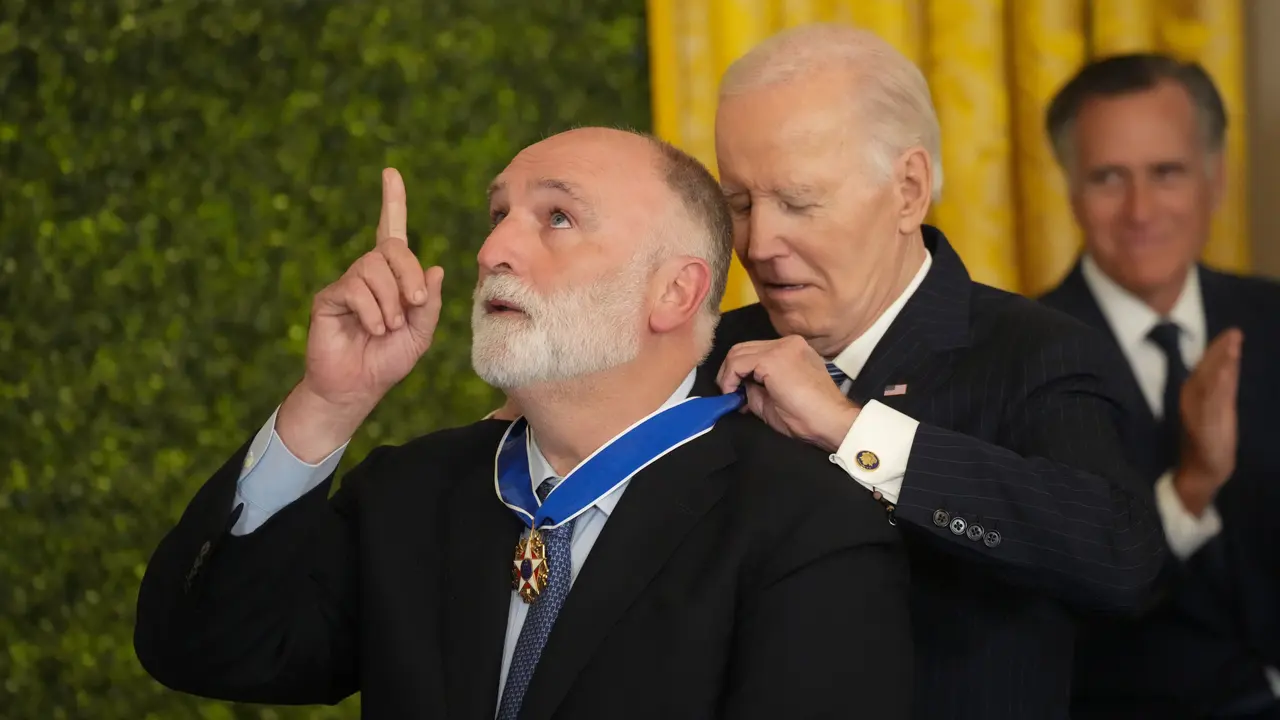Joe Biden condecor&oacute; a a Jos&eacute; Andr&eacute;s con la Medalla Presidencial de la Libertad. / EP