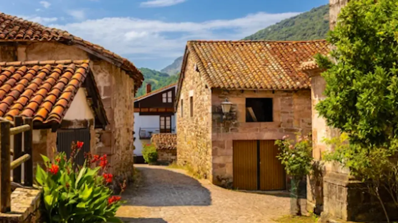 Una de las calles de Carmona, Cantabria. / A.S.P