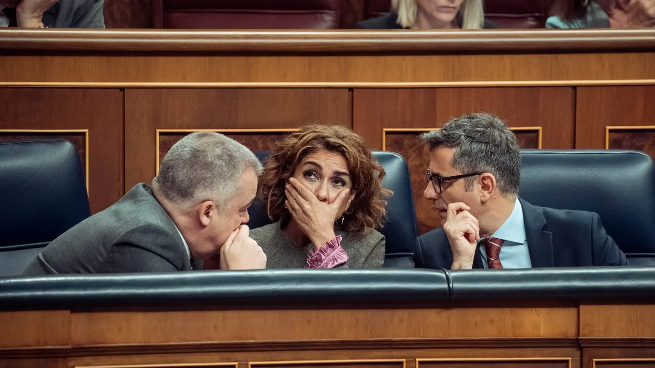 La vicepresidenta primera y ministra de Hacienda, Mar&iacute;a Jes&uacute;s Montero, y el ministro de la Presidencia, Justicia y Relaciones con las Cortes, F&eacute;lix Bola&ntilde;os, durante una sesi&oacute;n plenaria extraordinaria. / Gabriel Luengas