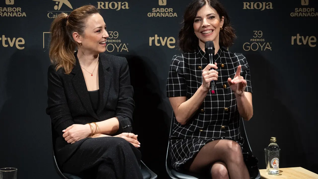 Las presentadoras de los Premios Goya 2025 y actrices, Maribel Verd&uacute; y Leonor Watling, atienden a los medios a dos semanas de la gala de los Goya 2025. / Alejandro Mart&iacute;nez V&eacute;lez