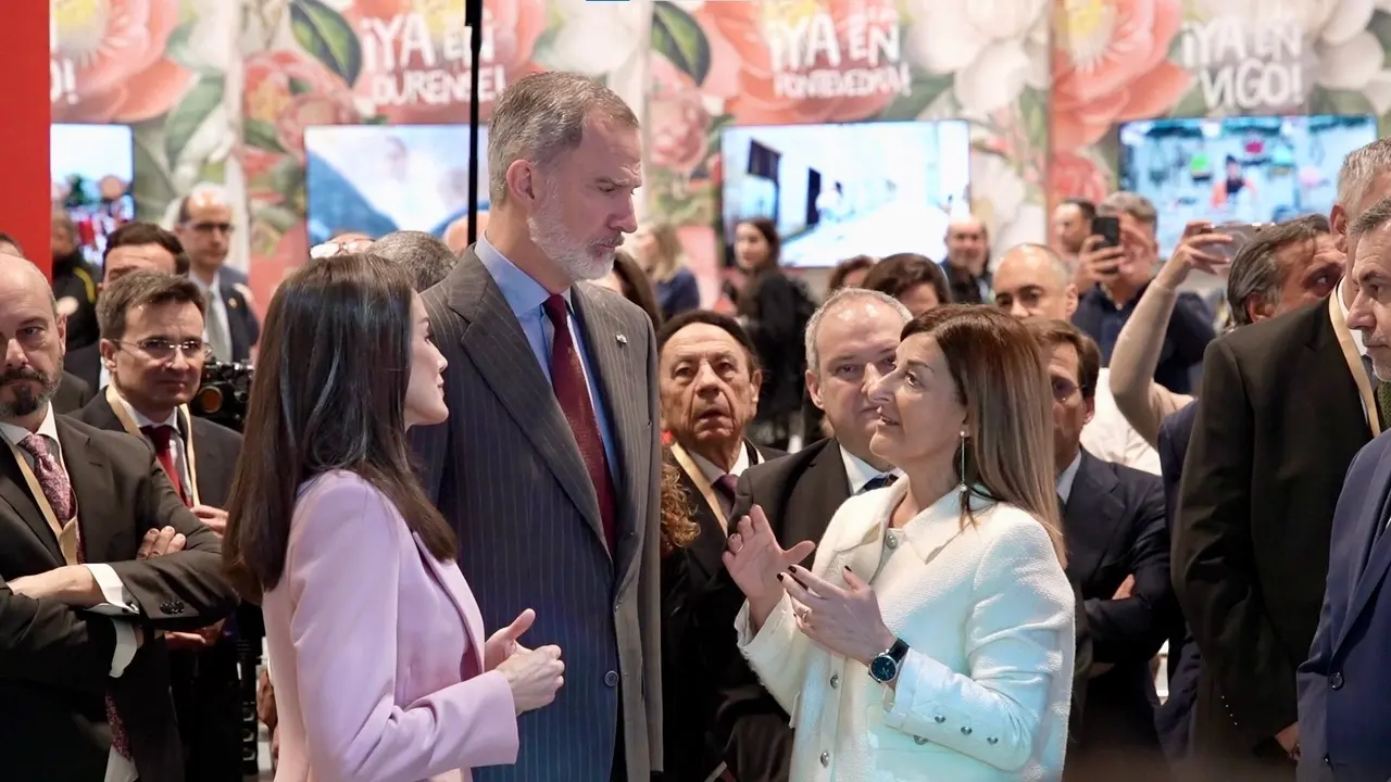 Los Reyes de Espa&ntilde;a junto a la presidenta de Cantabria, Mar&iacute;a Jos&eacute; S&aacute;enz de Buruaga, en el stand de la comunidad en Fitur. / A.E.