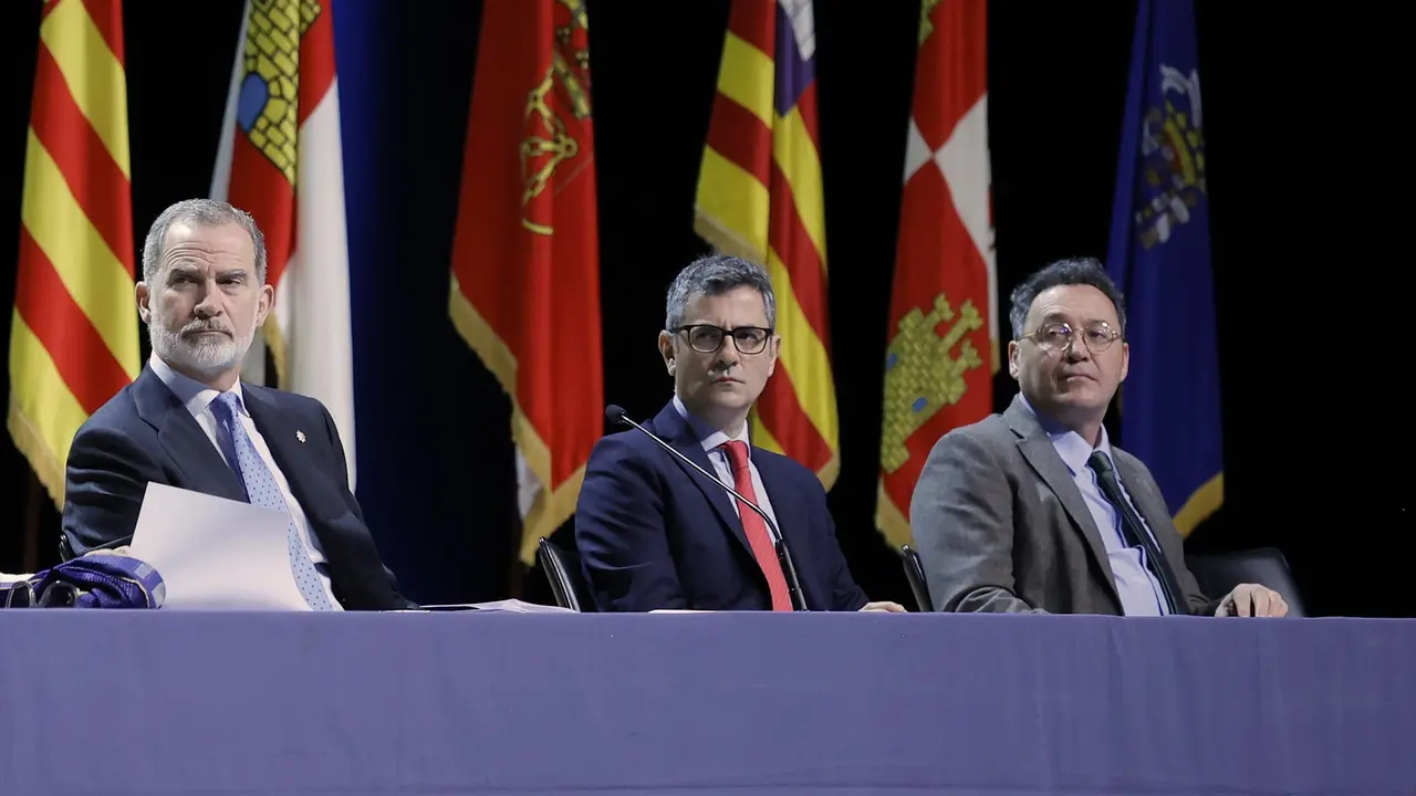 El Rey Felipe VI; el ministro de la Presidencia, Justicia y Relaciones con las Cortes, F&eacute;lix Bola&ntilde;os, y el Fiscal General del Estado, &Aacute;lvaro Garc&iacute;a Ortiz, en un acto. / Kike Rinc&oacute;n