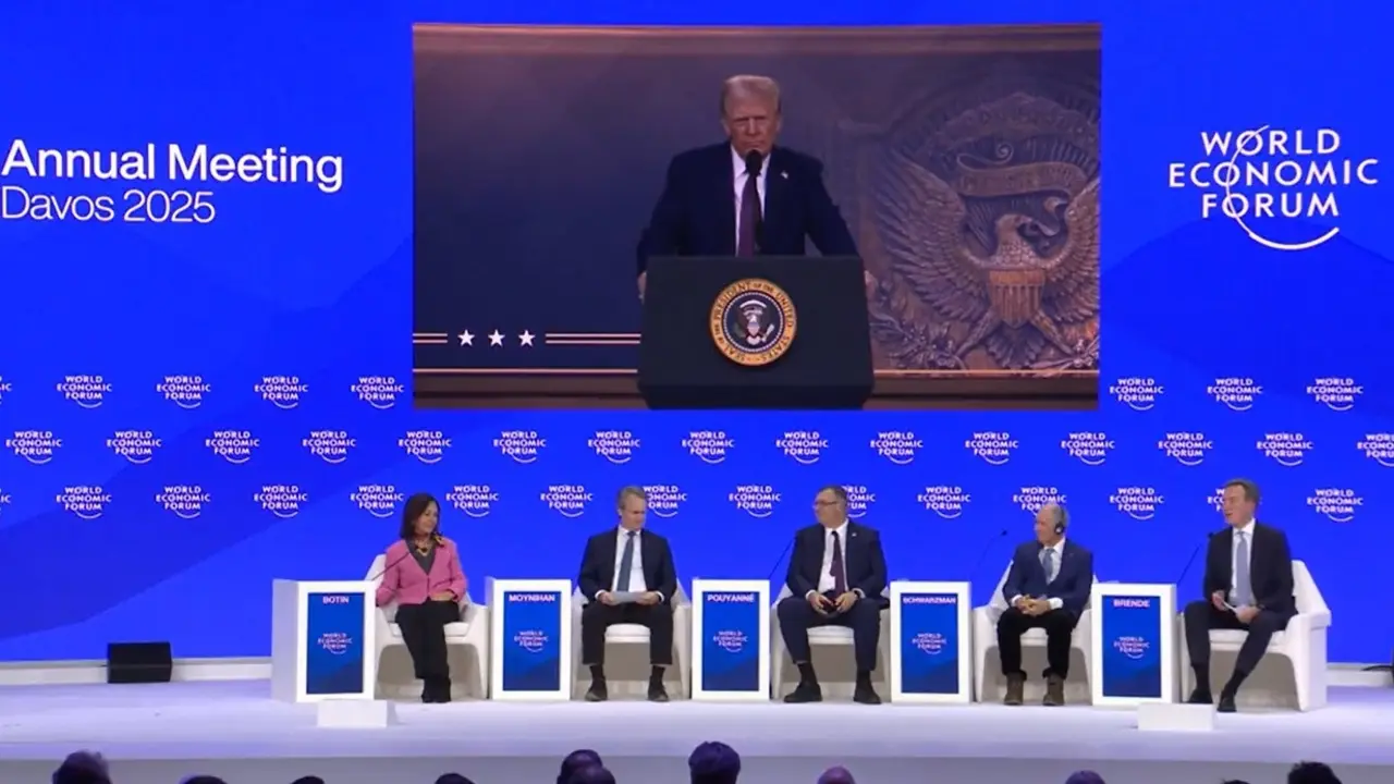 La presidenta de Banco Santander, Ana Bot&iacute;n, durante un panel con el presidente de Estados Unidos, Donald Trump, en la edici&oacute;n de 2025 del Foro Econ&oacute;mico Mundial. / FORO ECON&Oacute;MICO MUNDIAL