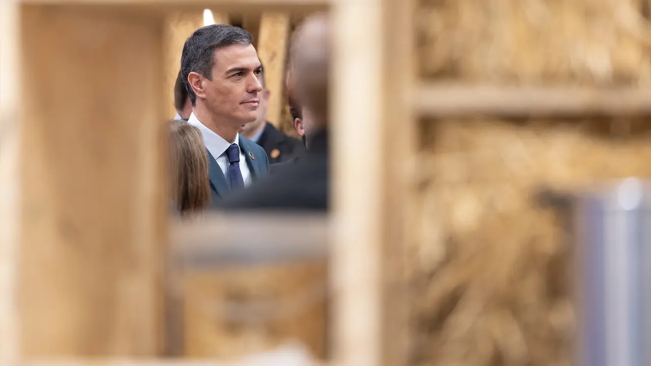 El presidente del Gobierno, Pedro S&aacute;nchez, en el estand de Paradores, durante su visita a la 45&ordf; edici&oacute;n de FITUR. /  Eduardo Parra