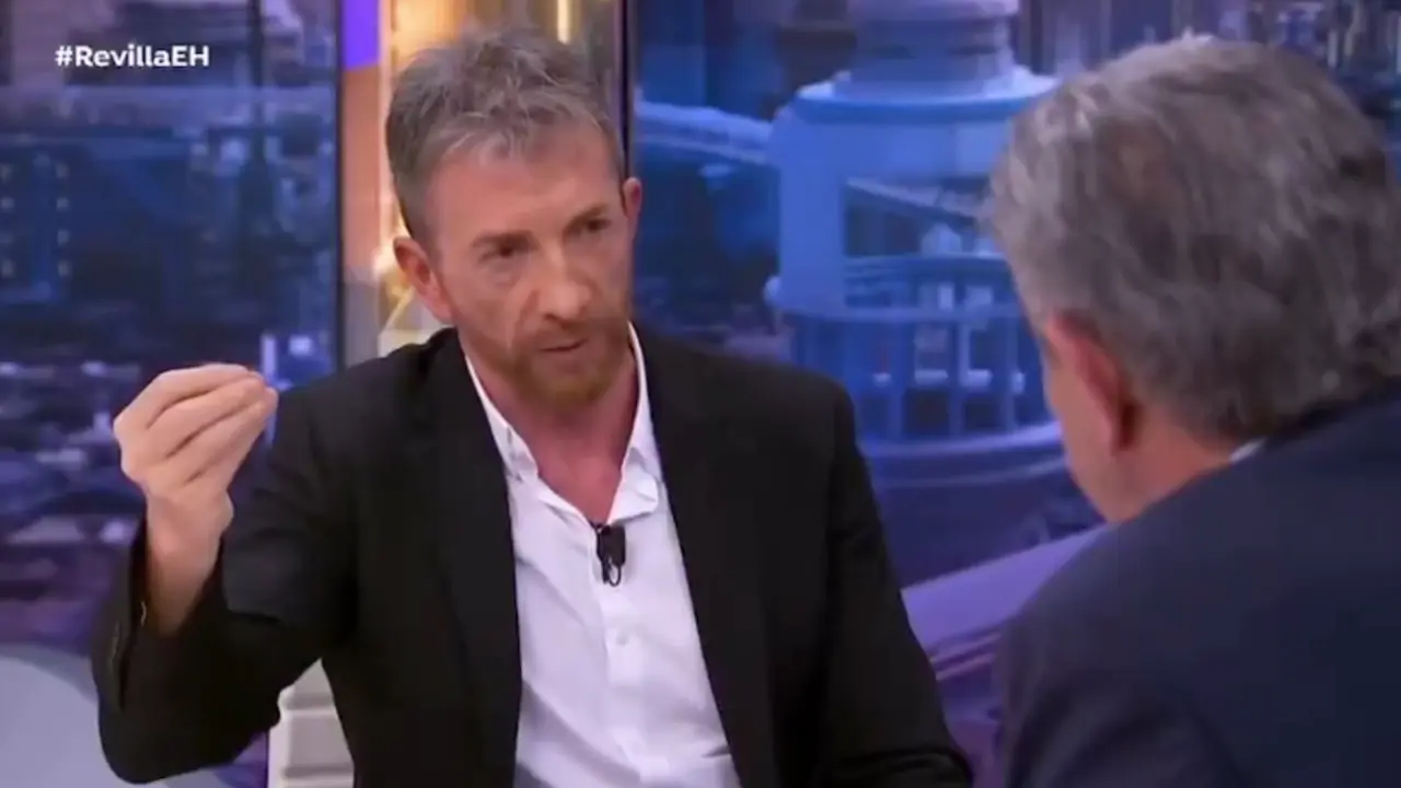 Pablo Motos se enfrenta a Miguel &Aacute;ngel Revilla durante su intervenci&oacute;n en El Hormiguero , en un tenso debate sobre la gesti&oacute;n del Gobierno de S&aacute;nchez y las competencias auton&oacute;micas en situaciones de emergencia.