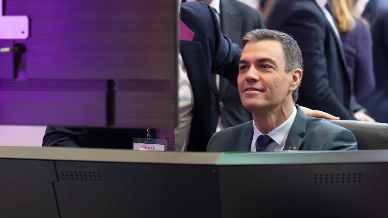 El presidente del Gobierno, Pedro S&aacute;nchez, en un simulador de Renfe, durante su visita a FITUR. / Eduardo Parra