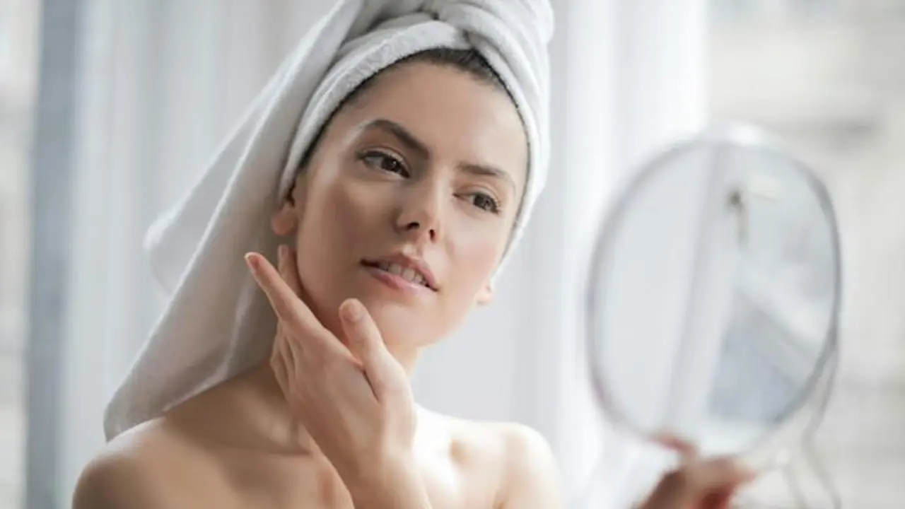 Una chica haci&eacute;ndose un Skin Care. / A.E