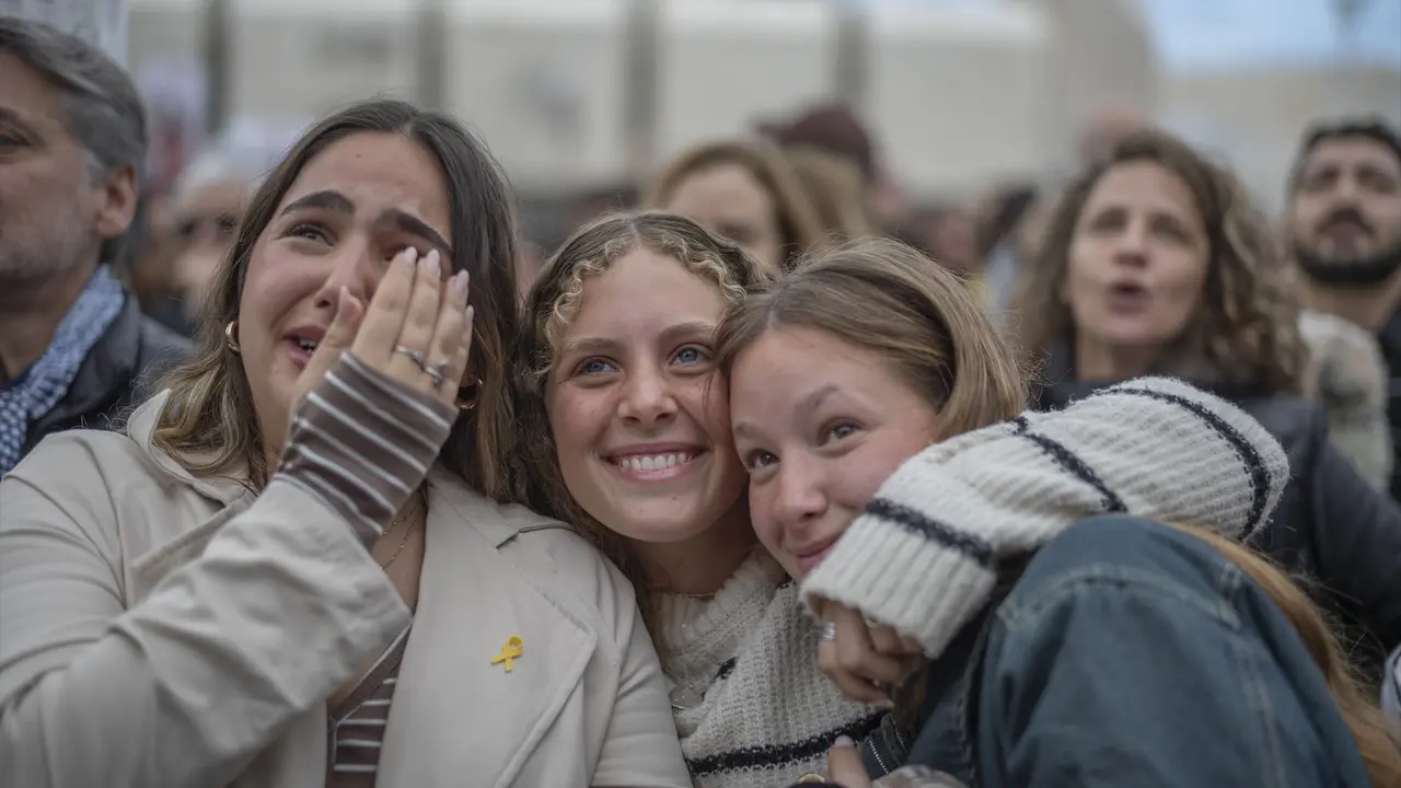 Los israel&iacute;es reaccionan emocionalmente mientras ven el regreso de los rehenes israel&iacute;es liberados por Ham&aacute;s. / Ilia Yefimovich/dpa