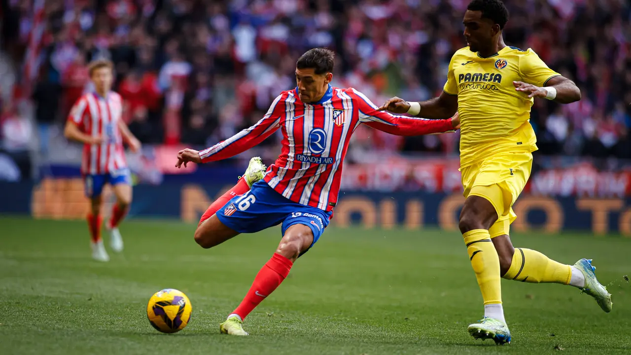 Molina despeja un bal&oacute;n bajo la presi&oacute;n del Villarreal. / RRSS