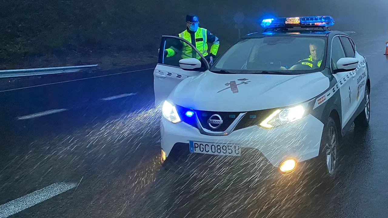 La tragedia sacudi&oacute; la madrugada del domingo en la carretera CA-185, en Turieno, cerca de Potes. / A.E.