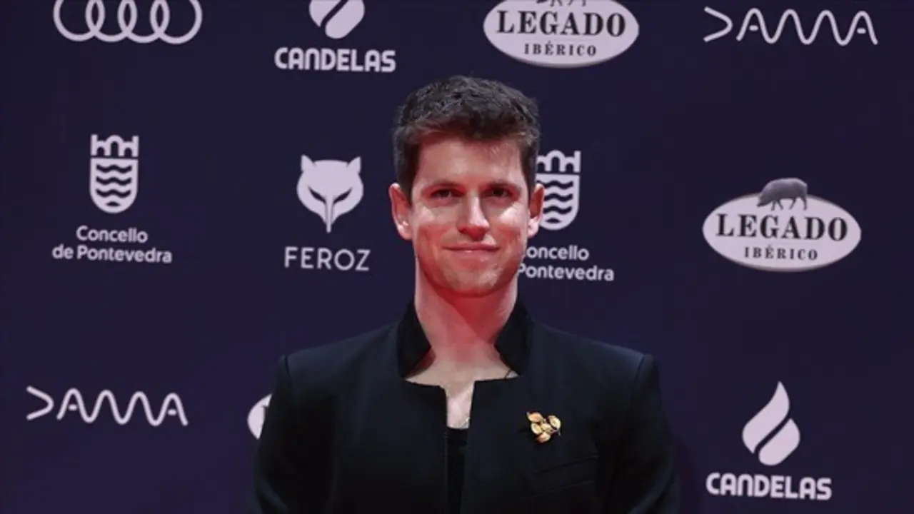 El actor Miguel Bernardeau posa en la alfombra roja de los Premios Feroz 2025. / Eduardo Parra