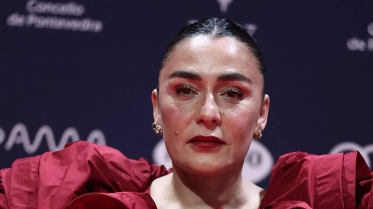 La actriz Candela Pe&ntilde;a posa en la alfombra roja de los Premios Feroz 2025. / Eduardo Parra