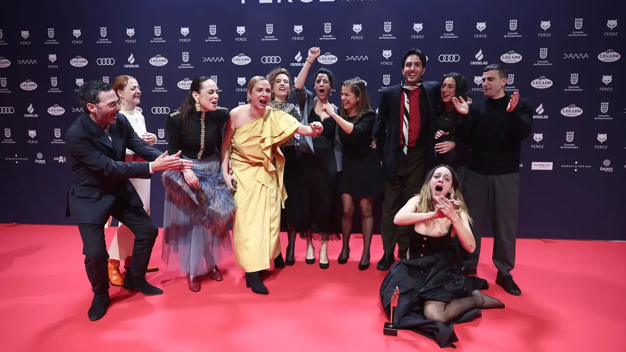 El equipo de 'Salve Mar&iacute;a' posa con el premio a Mejor pel&iacute;cula dram&aacute;tica. / Eduardo Parra