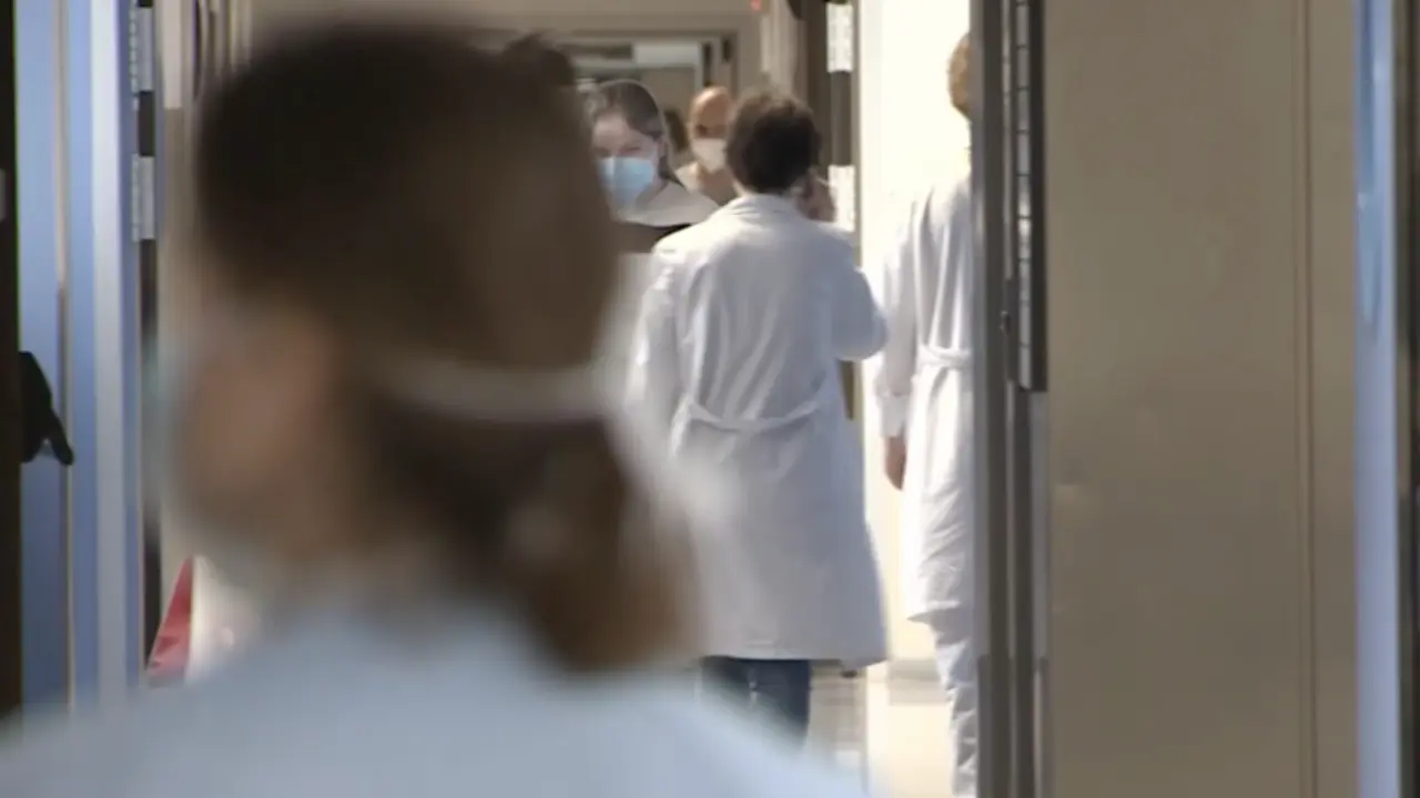 M&eacute;dicos y personal sanitario en plena actividad en los pasillos de Valdecilla. / RTVE