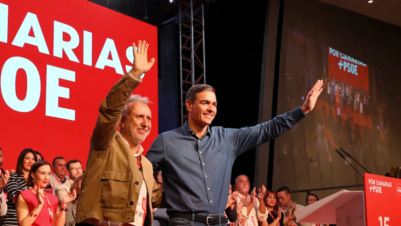 Pedro S&aacute;nchez y &Aacute;ngel V&iacute;ctor Torres durante la clausura del 15&ordm; Congreso del PSOE de Canarias, reafirmando su compromiso con las islas.

Firma: Europa Press Canarias.