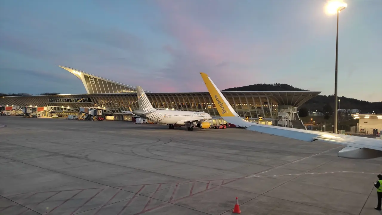 Varios aviones en el aeropuerto de Bilbao. EP