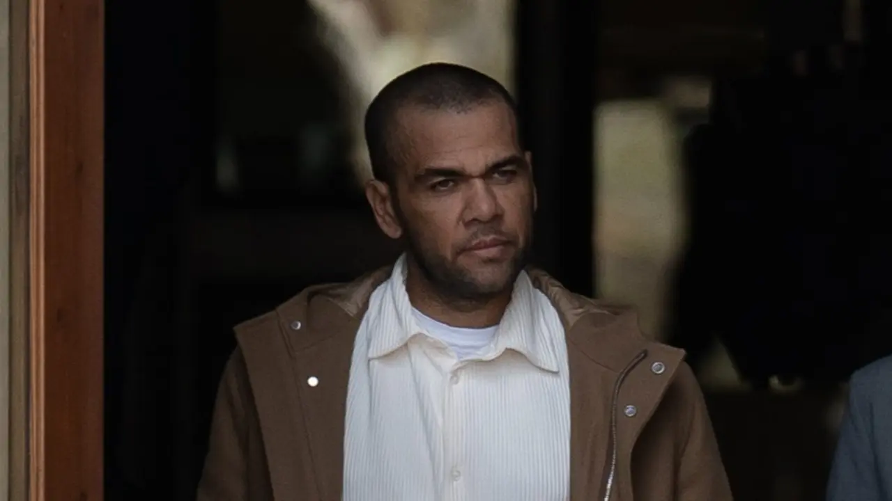 El exfutbolista Dani Alves a su salida de la Audiencia de Barcelona. EP / Archivo
